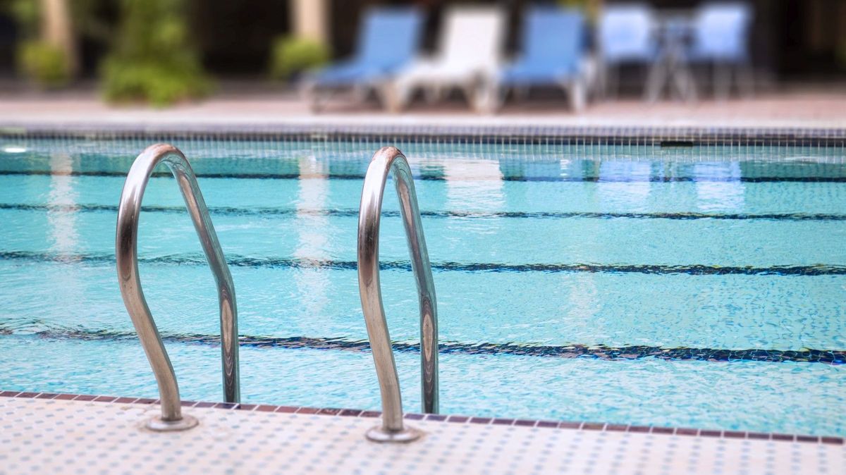 Osmiletá dívka se v USA utopila v bazénu. Průtokový systém ji nasál do potrubí
